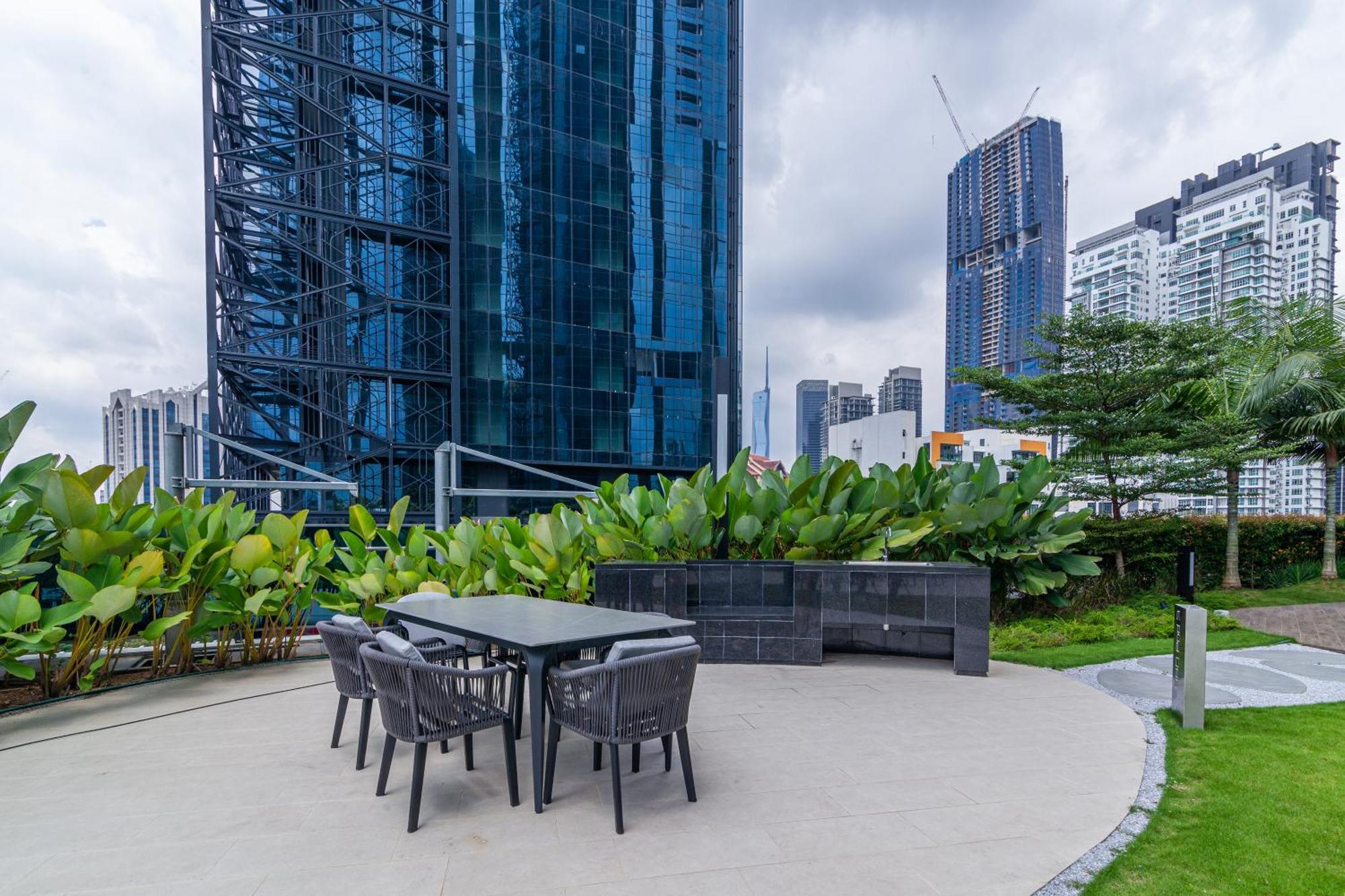 Eaton Residences Klcc By Plush 쿠알라룸푸르 외부 사진